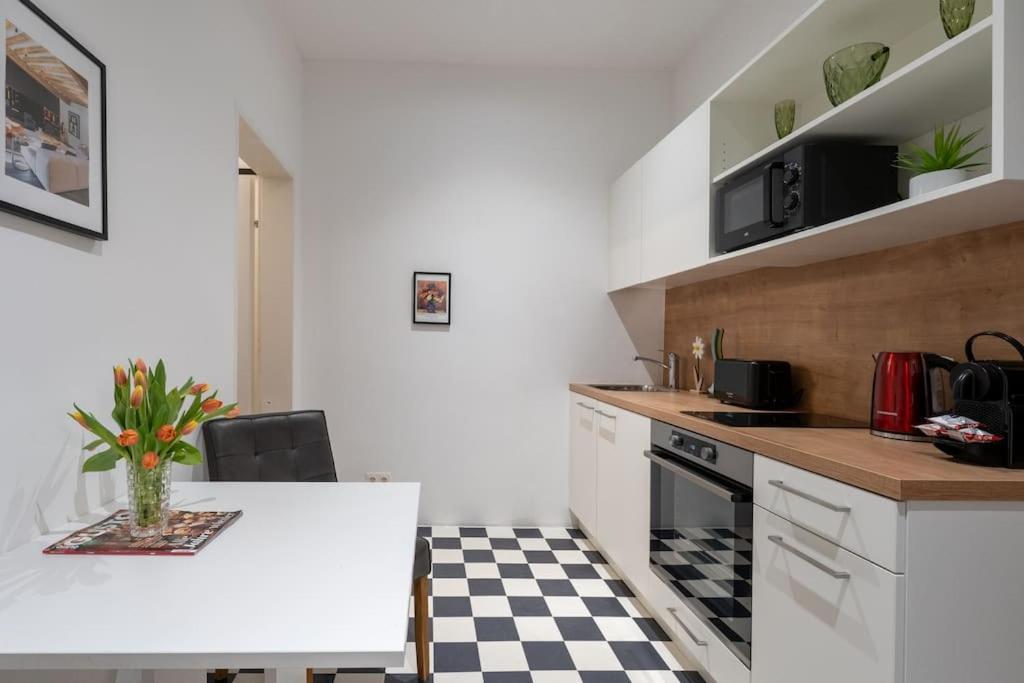 Appartamento Practical 1Br Flat By Center By Hm Vienna Esterno foto